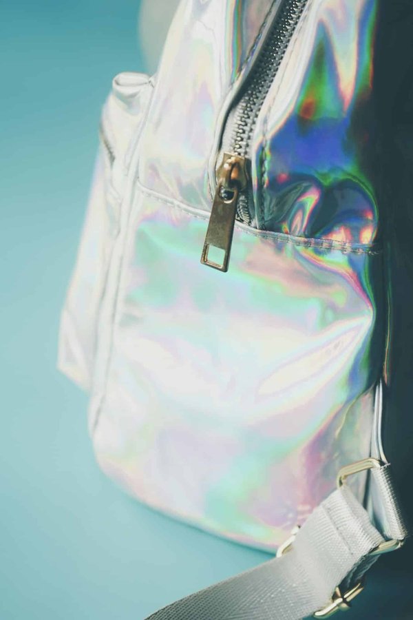 Sac holographique : quoi mettre dans votre accessoire ?
